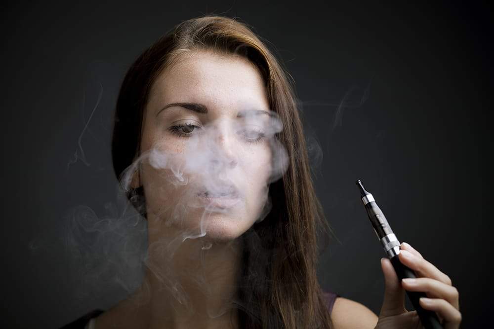 women vaping an ecig, what are the risks?